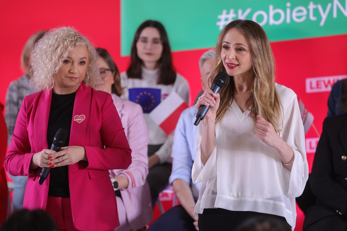 Minister rodziny, pracy i polityki społecznej Agnieszka Dziemianowicz-Bąk (P) i minister do spraw Równości Katarzyna Kotula (L) podczas konwencji wyborczej Lewicy pn. "Lewica walczy o prawa kobiet w Polsce", 9 bm. w Warszawie. (sko) PAP/Rafał Guz