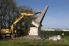 Rozbiórka sowieckiego pomnika w Głubczycach. 'Rosjanom się wydaje...'