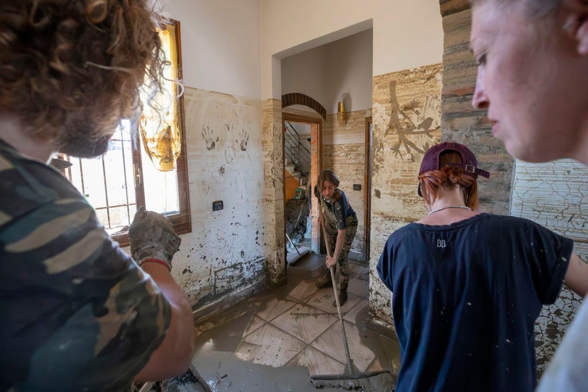 Wolontariusze usuwają błoto po powodzi w regionie Emilia-Romania