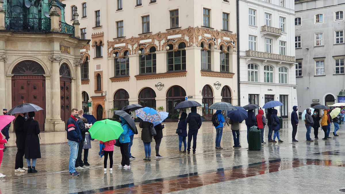 Gigantyczna kolejka na rynku w Krakowie