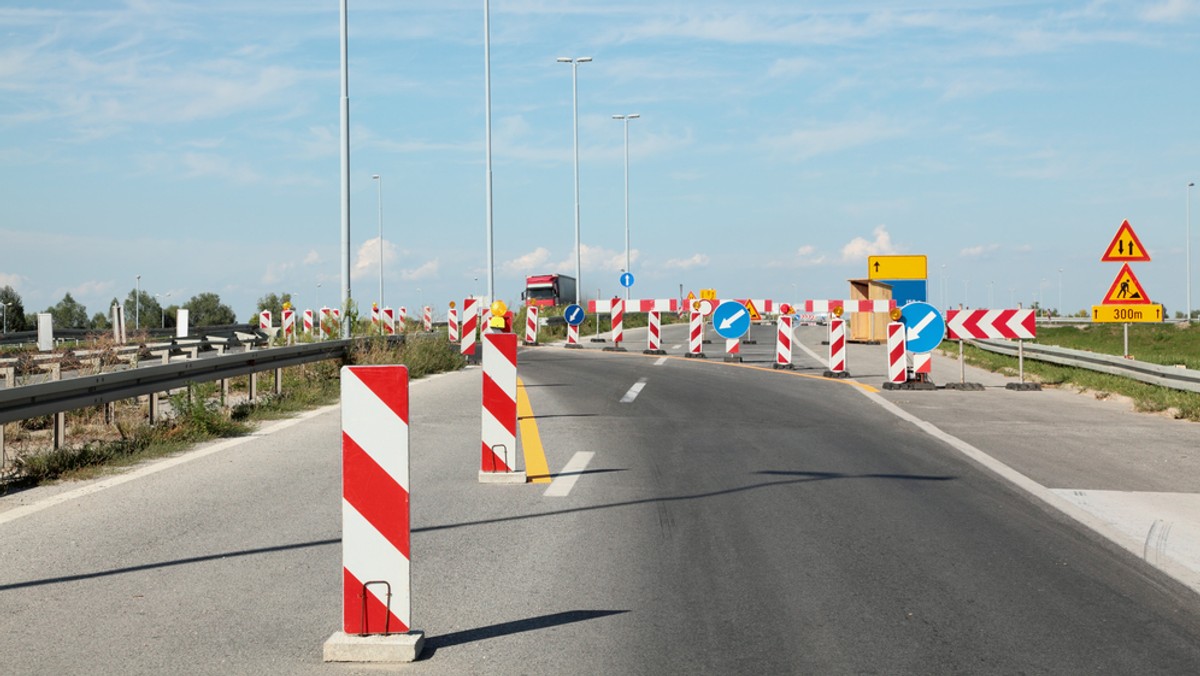 Przez miesiąc potrwają utrudnienia dla kierowców i pieszych na ul. Wierzbięcice w związku z budową sieci cieplnej. Na jutro zaplanowano rozpoczęcie prac.