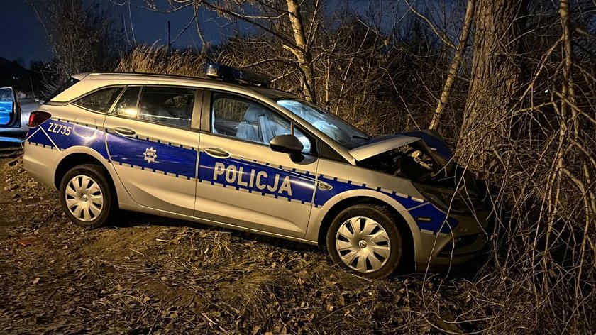 Jest decyzja w sprawie policjantów przewożących nastolatki. Pozostają na służbie, ale...