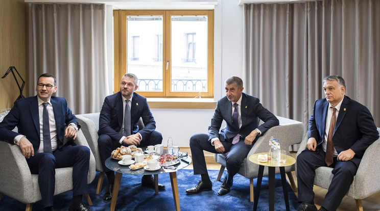 Mateusz Morawiecki lengyel, Peter Pellegrini szlovák, Andrej Babis cseh és Orbán Viktor magyar miniszterelnök a visegrádi országok egyeztetésén az EU-csúcs ülése előtt / Fotó: MTI