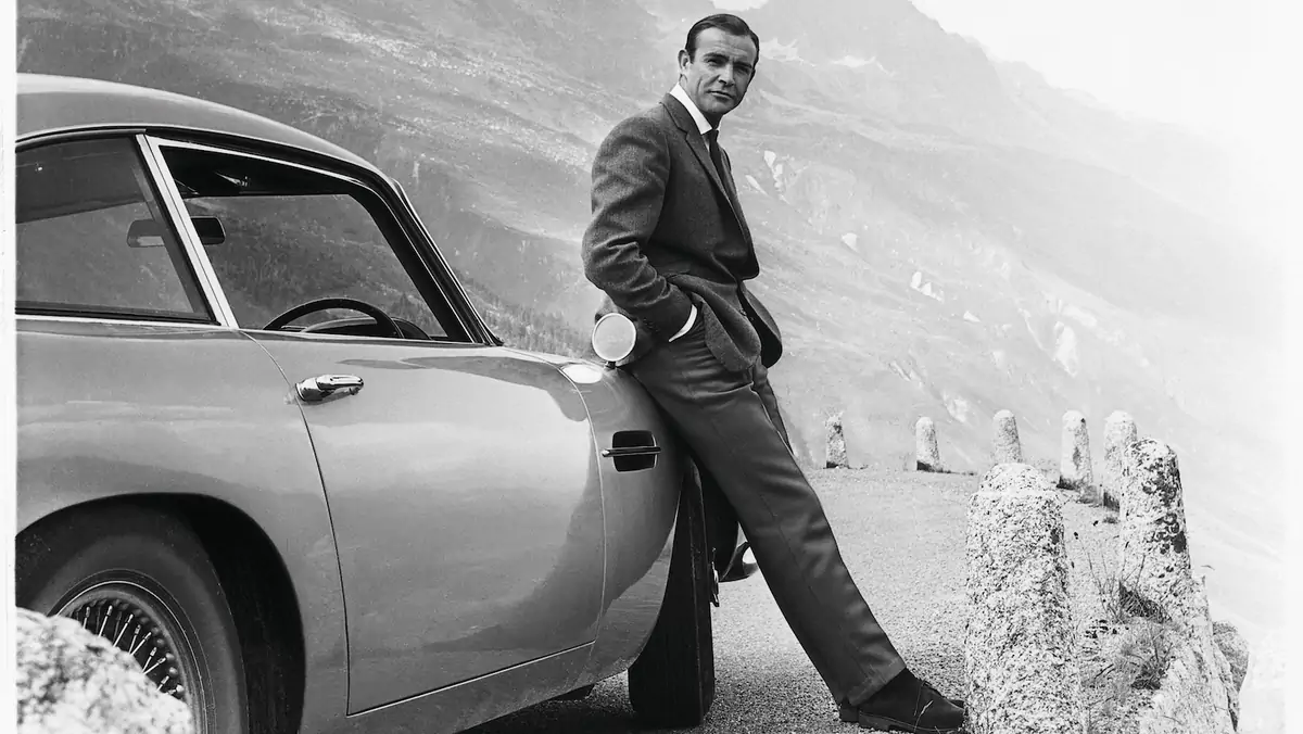 Sean Connery i jego Aston Martin DB5 w filmie „Goldfinger" 