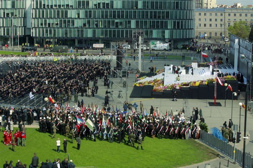 Na Plac Piłsudskiego w Warszawie od świtu zbierać się już pierwsi uczestnicy uroczystości żałobnych