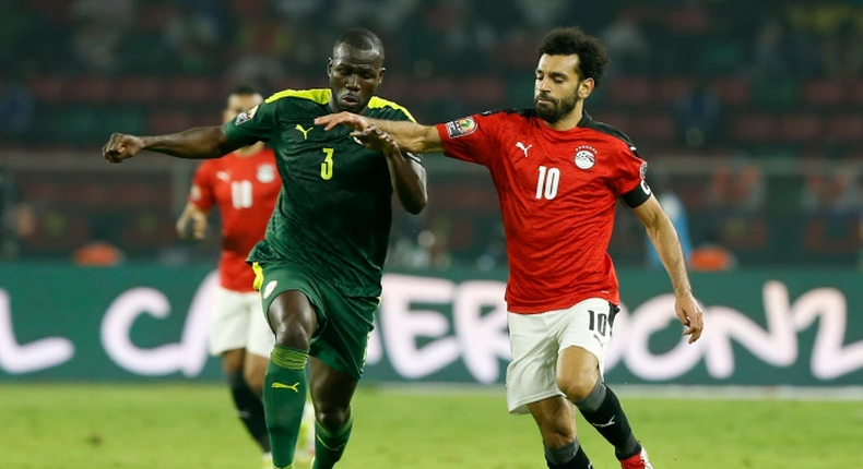 Kalidou Koulibaly à la lutte avec Mohamed Sallah lors de la finale de CAN 2021