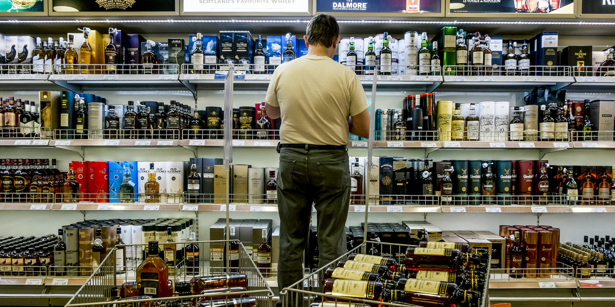 Koniec z tanimi napojami wyskokowymi? Senatorowie będą decydować o tym, czy ruszą prace nad wprowadzeniem minimalnej ceny alkoholu. 