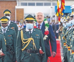 Łukaszenka, złoto i diamenty. Prezydent Białorusi z wizytą w Zimbabwe