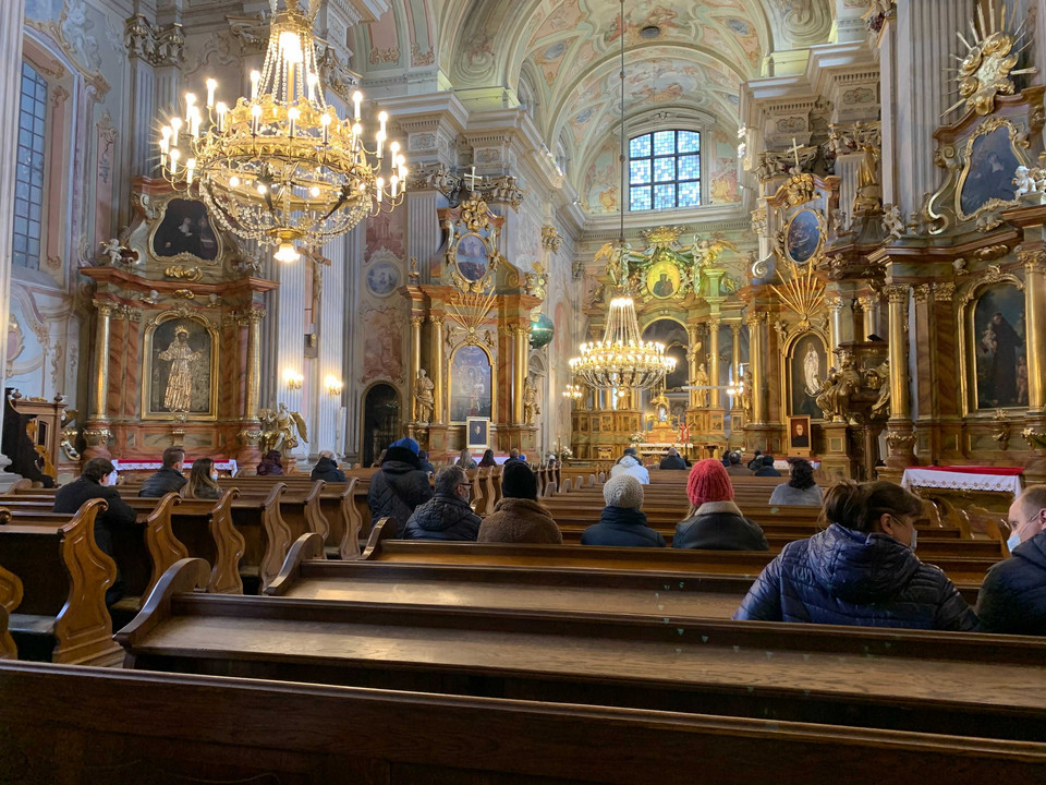 Kościół Akademicki św. Anny na Krakowskim Przedmieściu w Warszawie na 5 minut przed popołudniową mszą