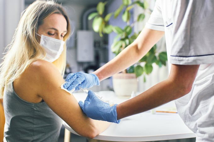 Pfizer, Moderna: vizsgálódik az EU a covid oltások menstruációra gyakorolt hatása miatt