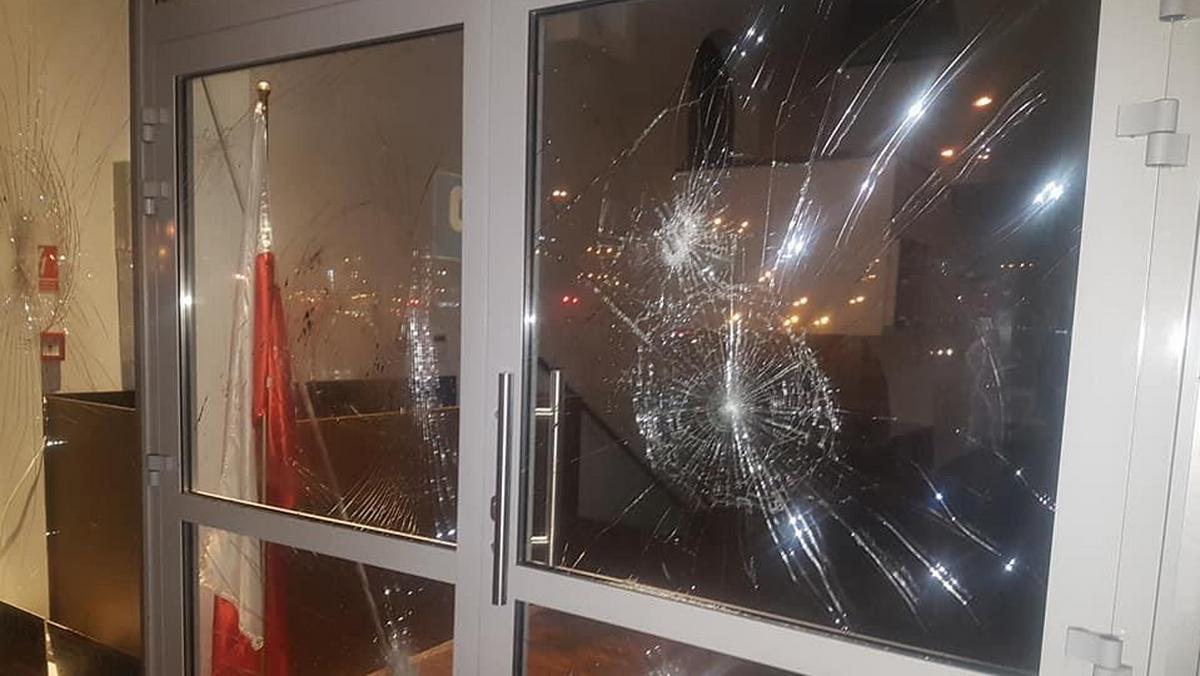 Zniszczone drzwi Ośrodka Kultury Muzułmańskiej w Warszawie atak muzułmanie Warszawa