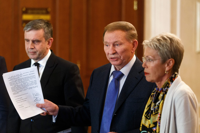 Nad zawarciem porozumienia czuwał były prezydent Ukrainy, Leonid Kuczma (w środku)