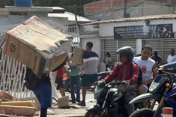 RUŠEVINE, SMRT I PLJAČKE  Dok spasioci izvlače žrtve, pojedini građani pustoše radnje u Venecueli (FOTO)