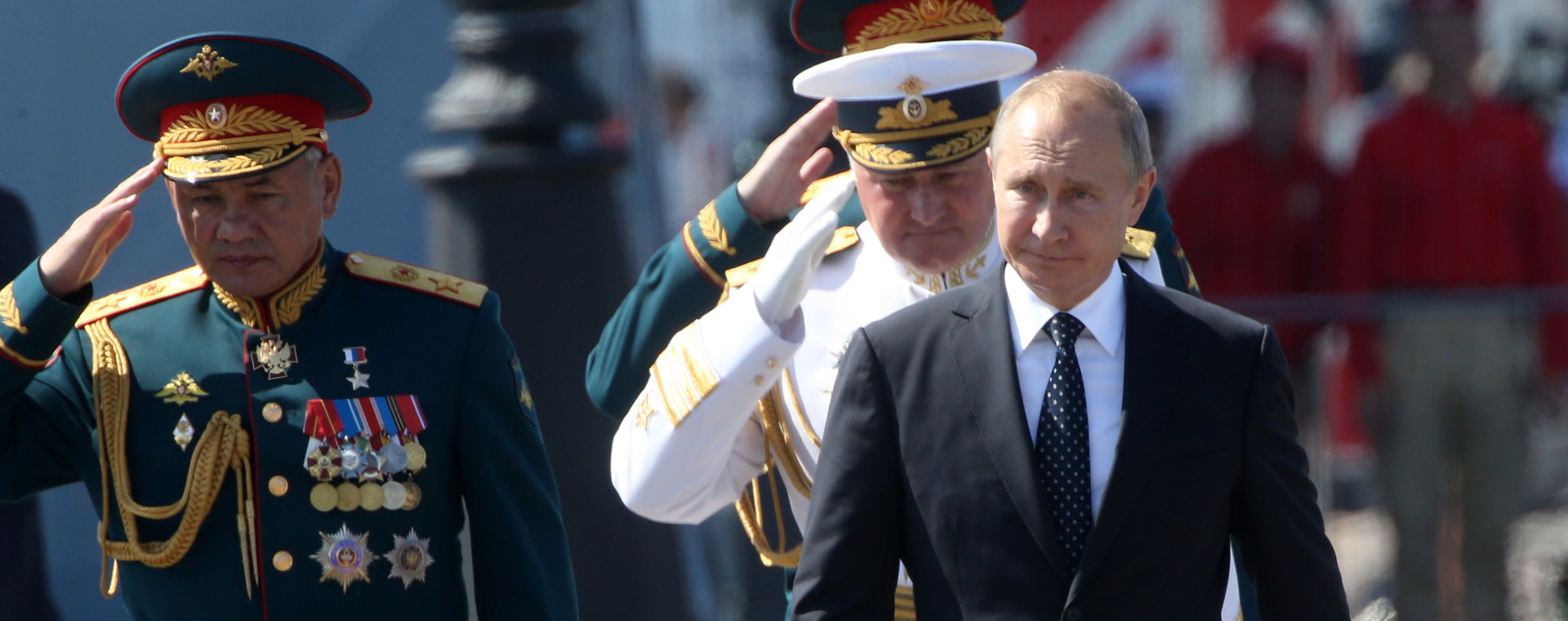 Prezydent Władimir Putin z dowódcami wojskowymi na paradzie z okazji Dnia Marynarki Wojennej w Petersburgu, lipiec 2018 r.