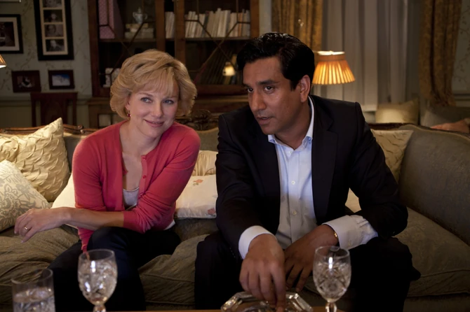 Naomi Vots i Navin Endrjuz u filmu "Dajana" kao princeza Dajana i dr Kan