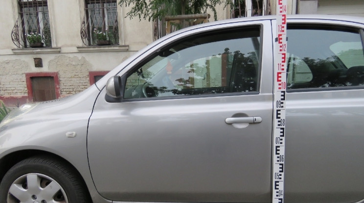 A 27 éves K. Alexandra lenyomta az autó résnyire nyitott ablakát, így tudta kirámolni a kocsit /Fotó: police.hu