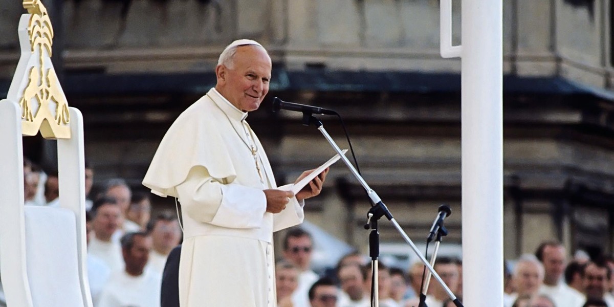 Przed sąd za zdjęcie na pomniku Jana Pawła II