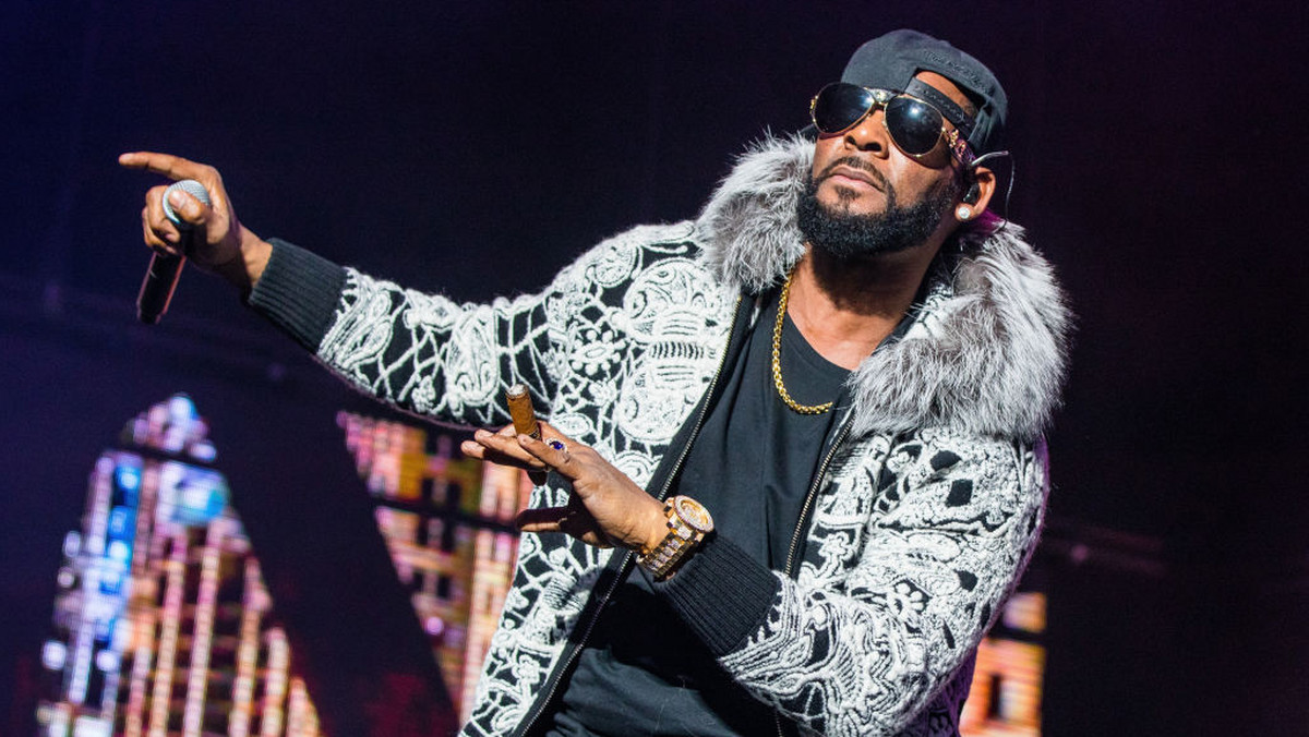 R. Kelly został zwolniony z aresztu w Chicago po wpłaceniu kaucji w wysokości 100 tys. dol. — poinformowały amerykańskie media. Wcześniej muzyk i producent nie przyznał się do winy ws. dziesięciu zarzutów o wykorzystywanie seksualne kobiet.