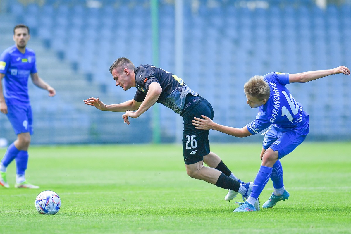 Piłkarz Korony Kielce Oskar Sewerzyński (C) podczas sparingu ze Skrą Częstochowa