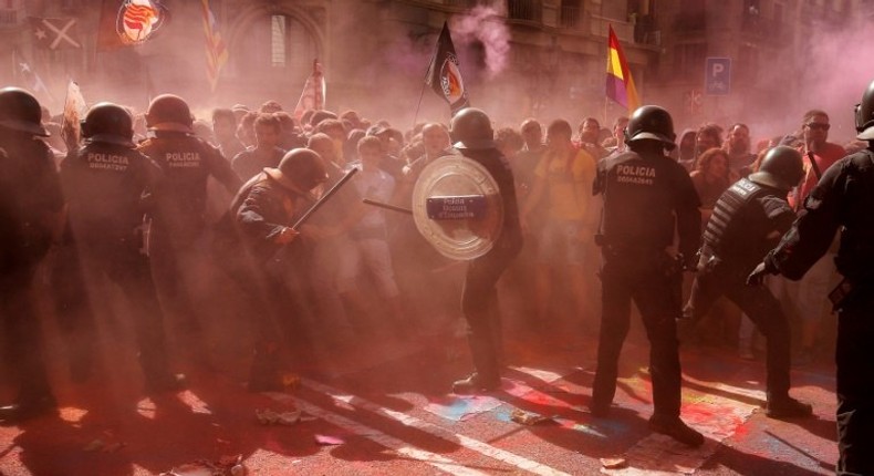 Catalan separatists outraged at a police rally turned out with city authorities estimating that around 3,000 people took part in the police demo and 6,000 in the counter rally