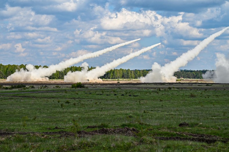 Strzelania bojowe polskich wyrzutni M142 z 16 Dywizji Zmechanizowanej na poligonie w Toruniu. W przyszłości to właśnie K239 Chunmoo oraz M142 HIMARS będą stanowić kręgosłup naszej artylerii rakietowej.