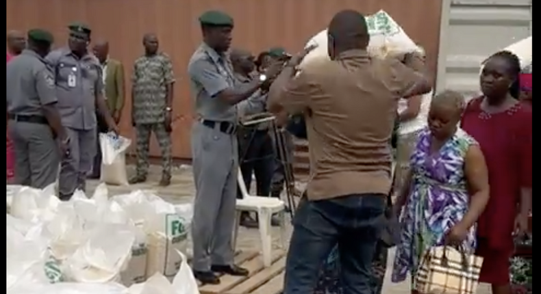 Nigerian Customs sell 25kg of rice for 10k