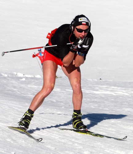 Justyna Kowalczyk trenuje na lodowcu w krótkich spodenkach. Bardzo krótkich spodenkach!