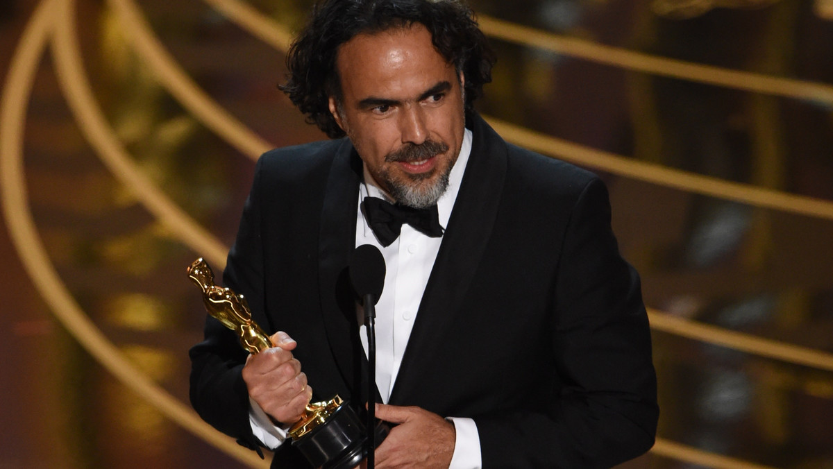 Film Alejandro Gonzaleza Iñárritu już zapisał się w historii kina jako jeden z najtrudniejszych do nakręcenia. Meksykański reżyser podobno zafundował swojej ekipie istne piekło na ziemi. Z aktorów wyciska siódme poty, a z widzów łzy. Iñárritu to wizjoner, który nie uznaje subtelności. 29 lutego w trakcie trwania 88. ceremonii wręczenia nagród Amerykańskiej Akademii Filmowej Alejandro Gonzalez Iñárritu odebrał Oscara w kategorii Reżyseria za "Zjawę".