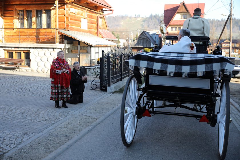 Wielkanoc w czasach zarazy. W Zakopanem ksiądz błogosławił wiernym