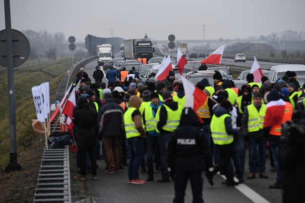 Brwinów, 12.12.2018. Na autostradzie A2 na odcinku Łódź – Warszawa, na wysokości Brwinowa, trwa protest rolników, droga jest zablokowana.