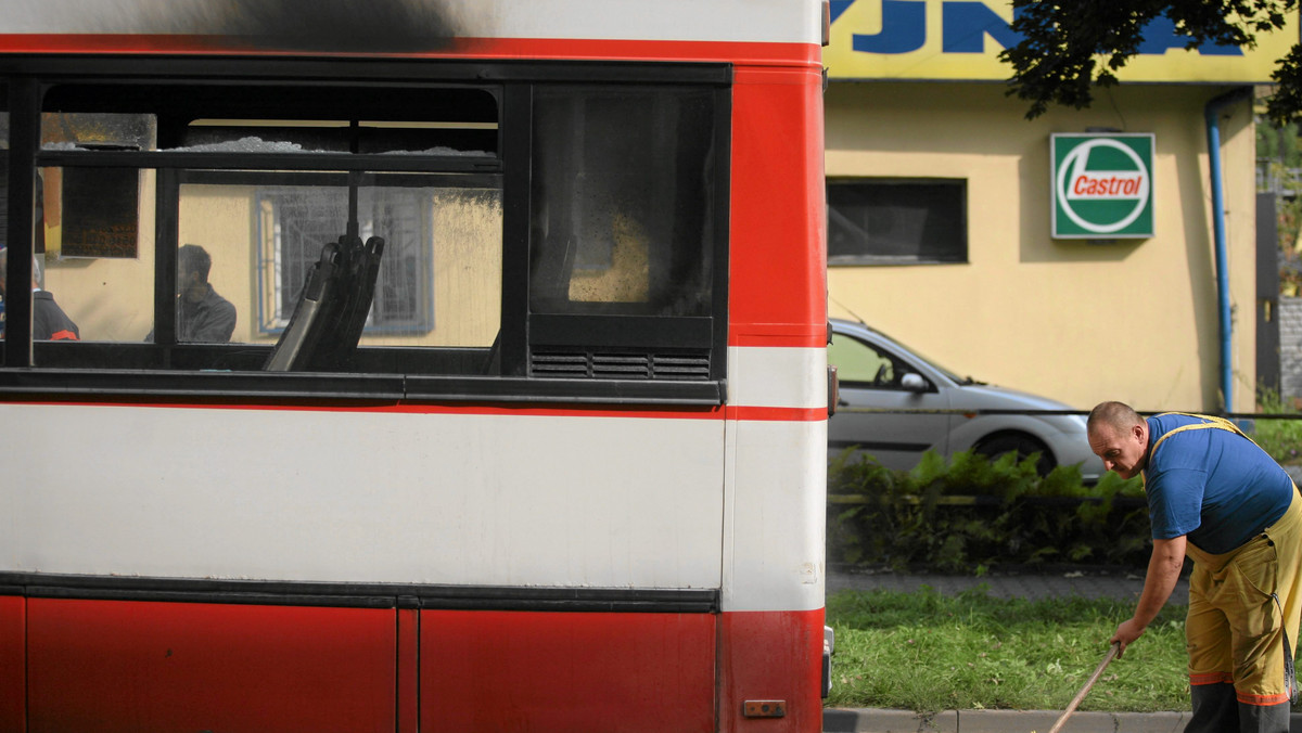 Na skrzyżowaniu za mostem Długosza w Kędzierzynie- Koźlu zapalił się autobus komunikacji miejskiej - informuje Radio Opole.