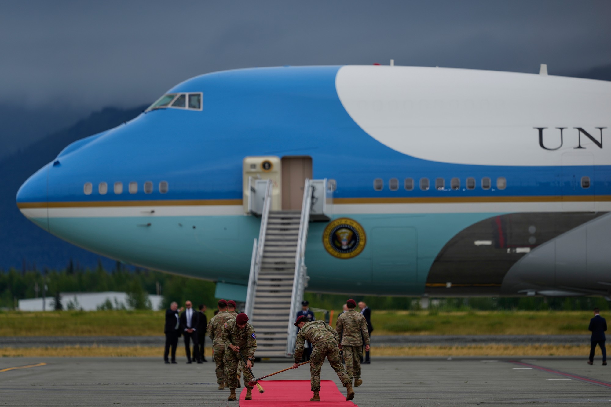 Prezident Donald Trump vystúpi z lietadla Air Force One v piatok 15. augusta 2025 na spoločnej základni Elmendorf-Richardson na Aljaške pred stretnutím s ruským prezidentom Vladimirom Putinom.