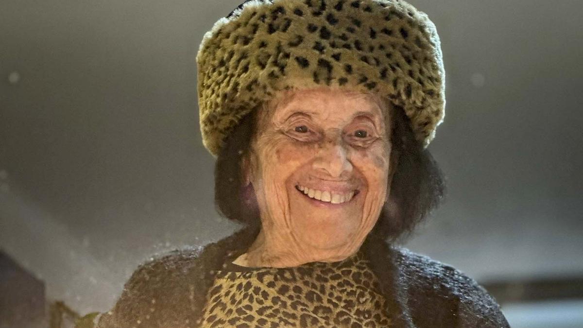 Leszámolt a pokollal: 99 évesen kapta vissza Auschwitzban meghalt öccse könyvét Lívia, a magyar holokauszttúlélő