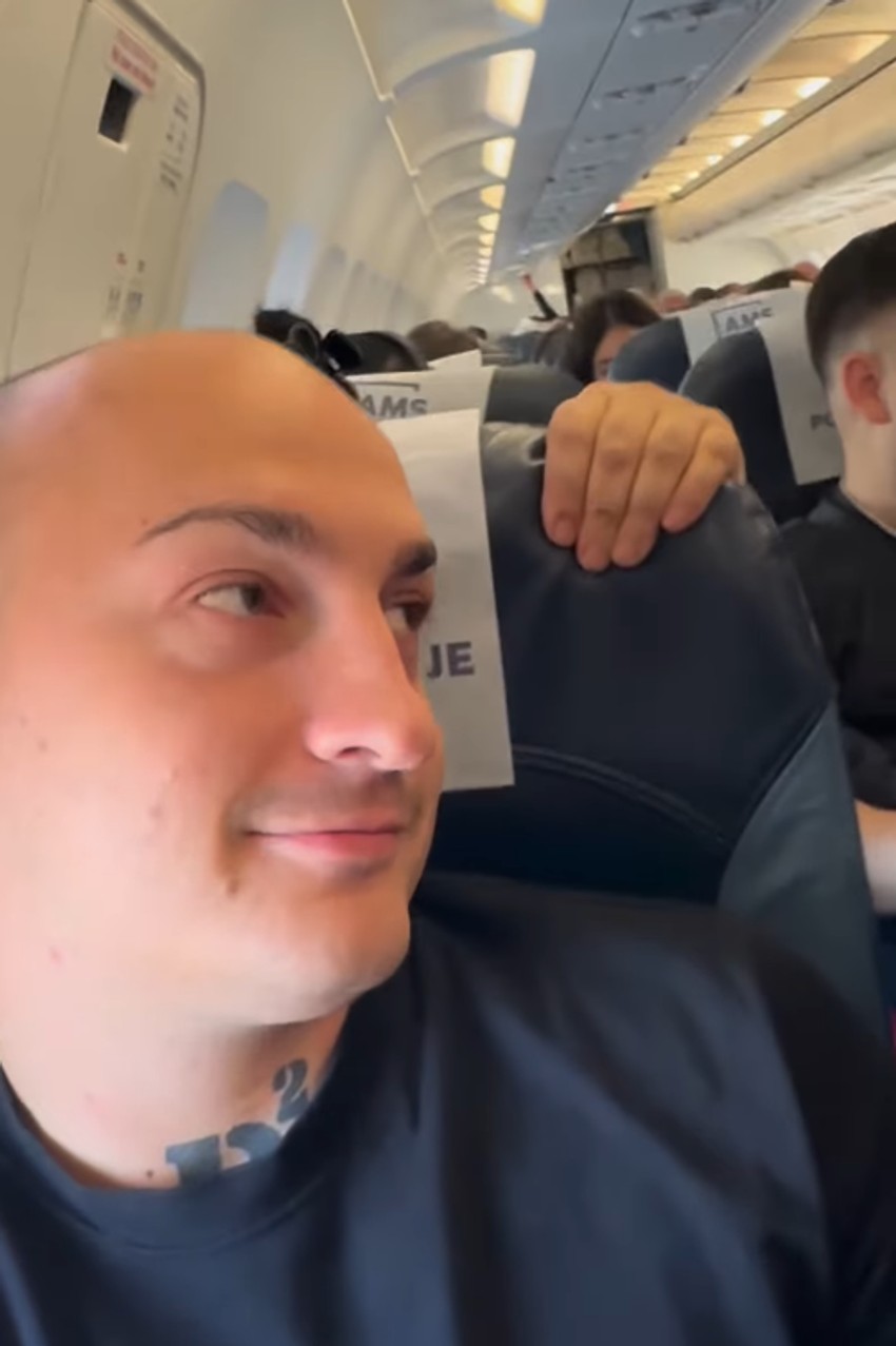 Desingerica sa nepoznatom ženom u avionu