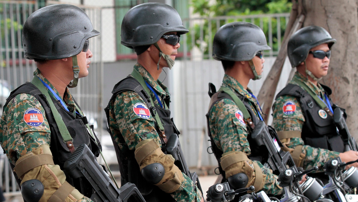 Policja w Kambodży aresztowała w czwartek osiem osób, które na dachach umieściły portrety Baracka Obamy wraz z wezwaniem pomocy SOS. Mieszkańcy okolic lotniska w Phnom Penh chcieli w ten sposób zwrócić uwagę na konfiskatę ziemi - podali obrońcy praw człowieka.