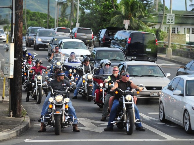 Wszyscy dzielnie czekali, aż prezydent i jego świta przejadą