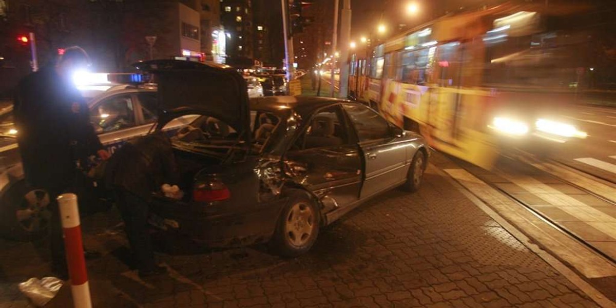 WYPADEK , SAMOCHOD ZAJECHAL DROGE TRAMWAJOWI