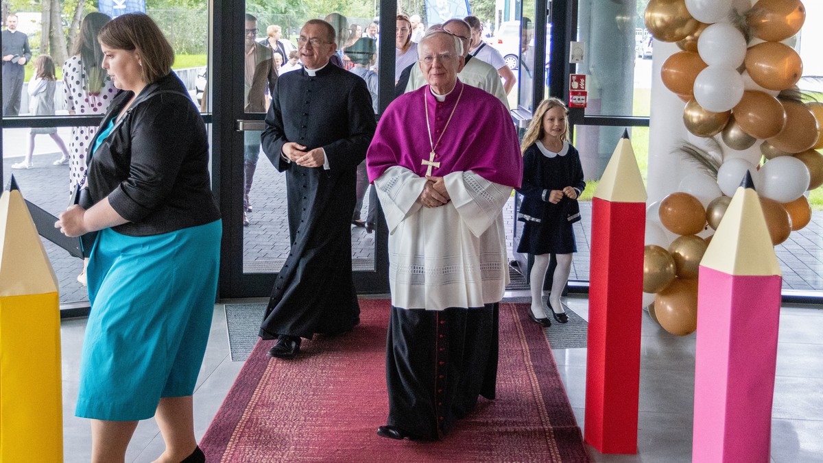 Abp Marek Jędraszewski pisze o ślubach i komuniach. "Niepokojąca tendencja"