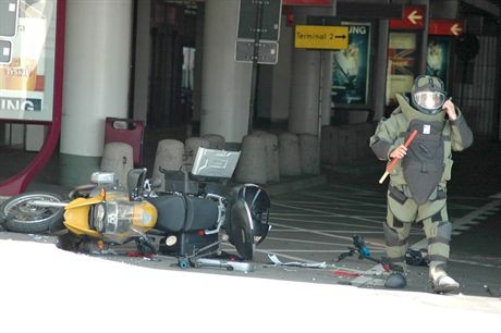 16.07.2007 WARSZAWA OKECIEBOMBA NA LOTNISKU OKECIE ODDZIAL ANTYTERRORYSTYCZNY ROZWALIL PODEJRZANY MOTOR.FOT. NwOSG ( NADWISLANSKI ODDZIAL STRAZY GRANICZNEJ )