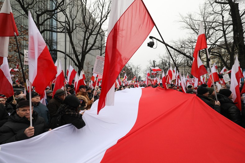 Protestujący pojawili się pod Trybunałem Konstytucyjnym z flagami i transparentami