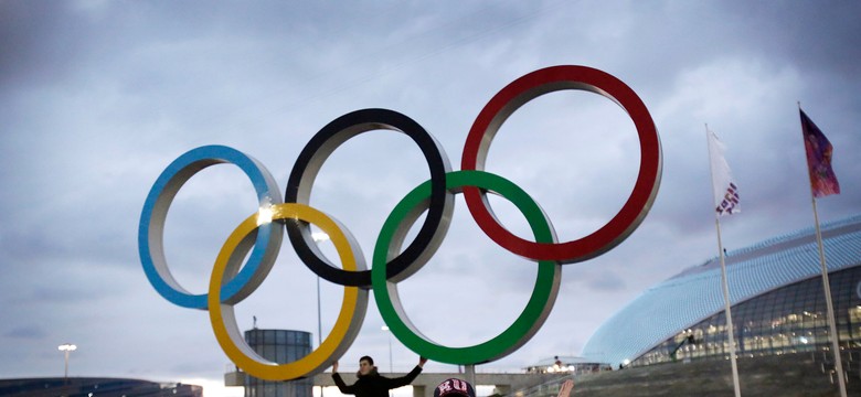 Kibice zaskoczeni widokiem cmentarza tuż za Parkiem Olimpijskim w Soczi. WIDEO