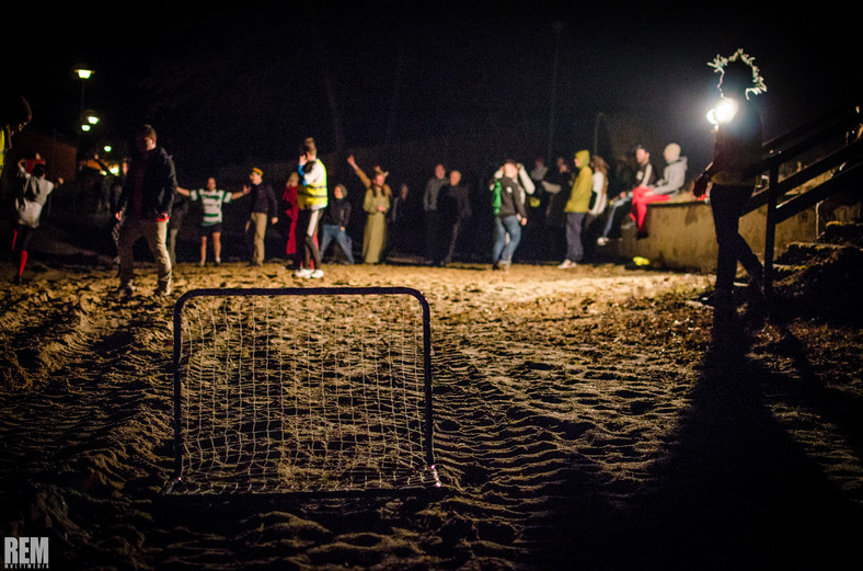 Włóczykij 2014 - nocny mecz Podróżnicy vs. Gryfino na plaży Ośrodka pod Muszlami w Wirowie