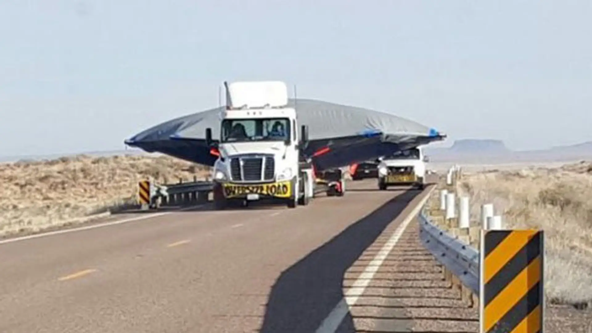 Zdjęcie tajemniczego spodka transportowanego w kierunku słynnej "Strefy 51" rozpala wyobraźnię internautów