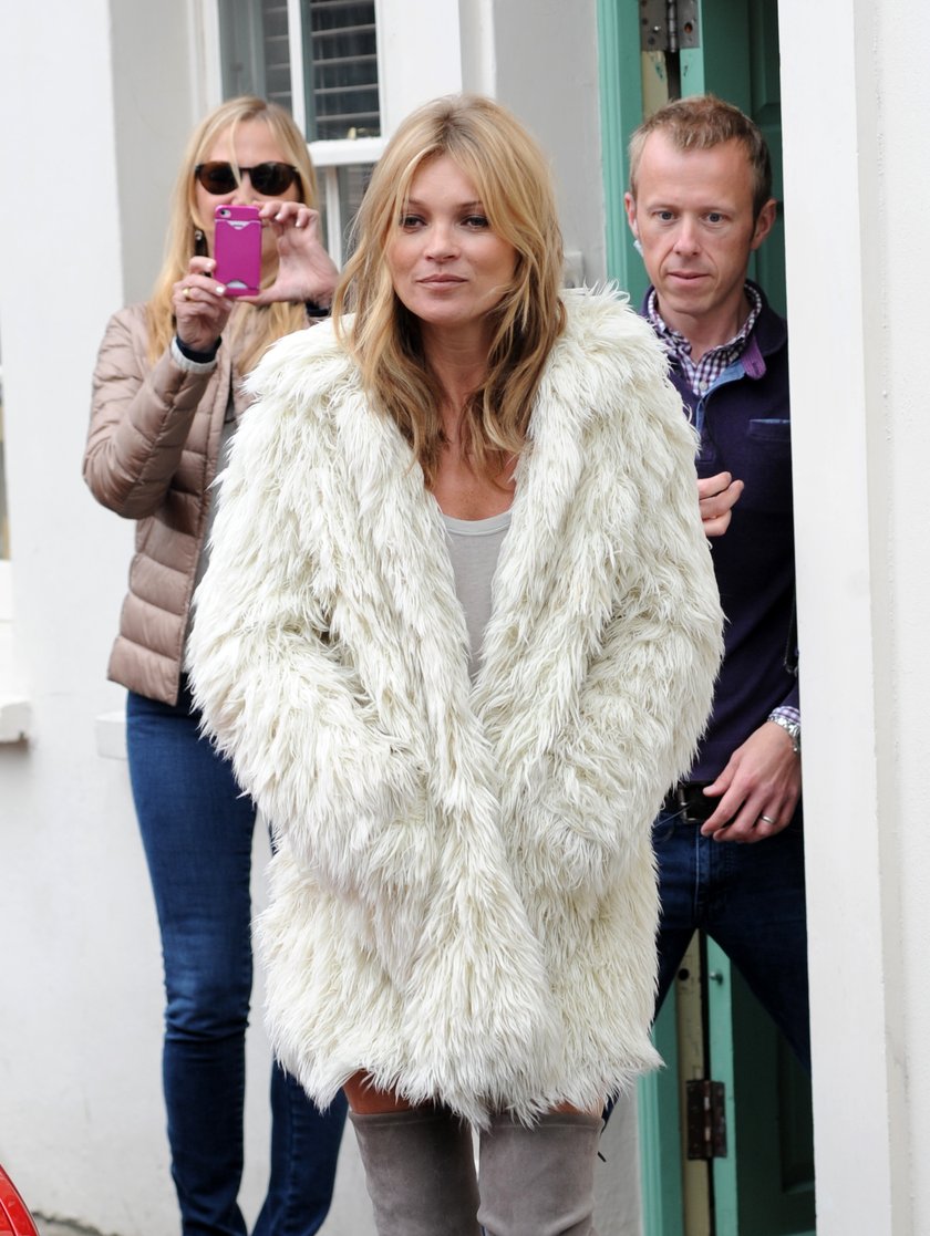 Kate Moss zakrywa się futrem