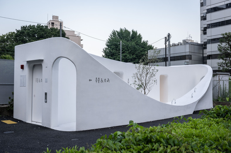 Publiczna toaleta zaprojektowana przez japońskiego architekta Sou Fujimoto w dzielnicy Nishisando w Tokio.