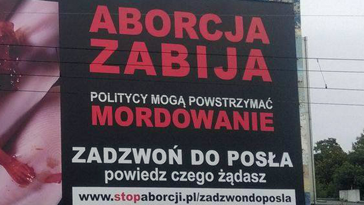 Krakowska policja sprawdza, czy antyaborcyjny billboard zawieszony na budynku w centrum miasta stanowi naruszenie prawa. W sprawie billboardu ze zdjęciem martwego płodu na policję wpłynęło kilka zgłoszeń - poinformowała dziś małopolska policja.