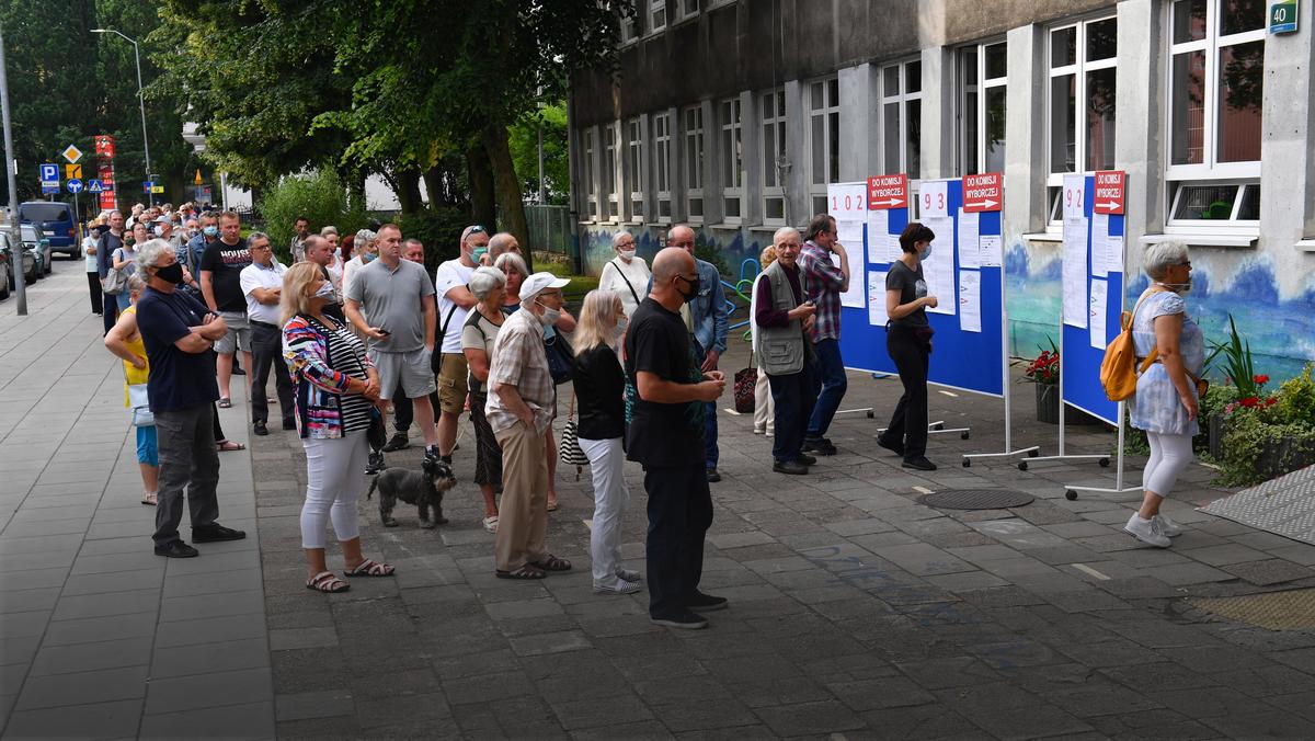 Wybory prezydenckie 2020. Kolejka wyborców przed jednym z lokali wyborczych w Szczecinie, 28 bm.