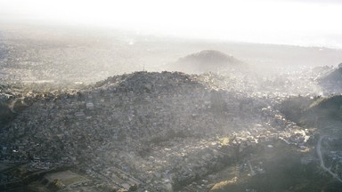 Mexico City - niezwykłe zdjęcia lotnicze Pablo Lopeza Luza; niekończące się przedmieścia megalopolis