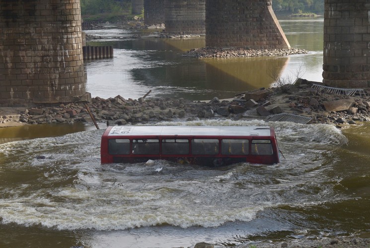 W świąteczny poniedziałek filmowcy z Bollywood kręcili spektakularny pościg i upadek z mostu do rzeki.