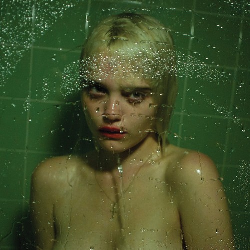 Sky Ferreira na okładce albumu 'Night Time, My Time'